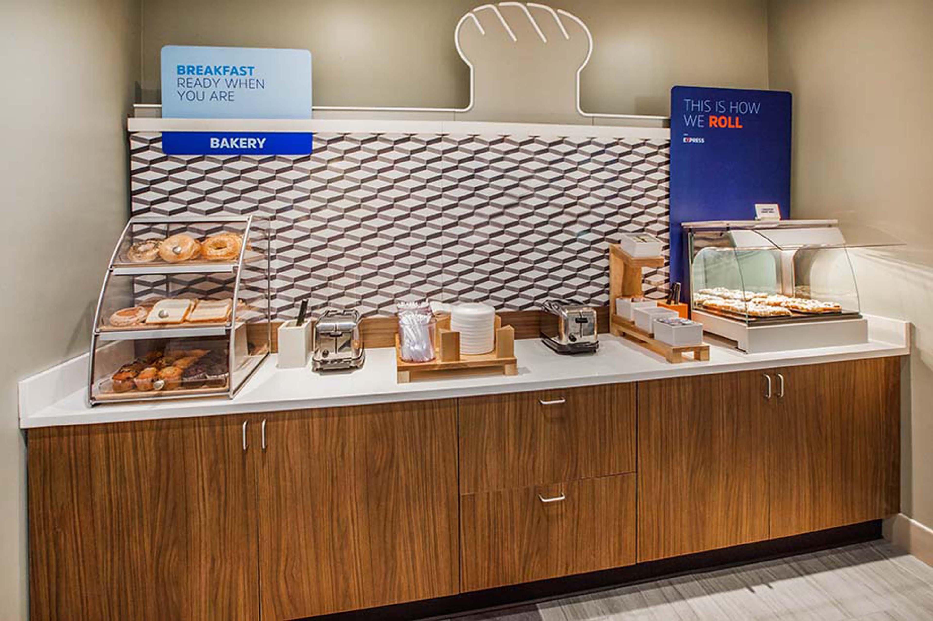Holiday Inn Express & Suites - Boston South - Randolph By Ihg Εξωτερικό φωτογραφία