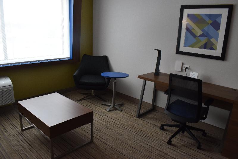 Holiday Inn Express & Suites - Boston South - Randolph By Ihg Εξωτερικό φωτογραφία